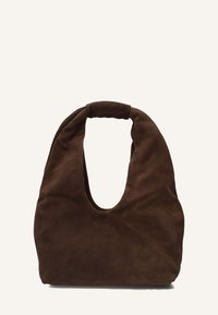 Bruine suède schoudertas met een slouchy ontwerp, een brede opening en een geknoopte hengsel. Heeft een zachte textuur en een minimalistische uitstraling.