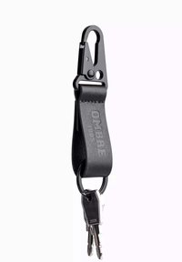 Sorte læder nøglering holder med metal clips og nøglering, med prægede branding og en glat overflade.