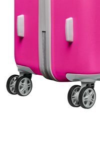 Roze harde koffer met een gestructureerd oppervlak, grijze accenten, dubbele draaide wielen en twee zijhandvatten voor gemakkelijk transport.