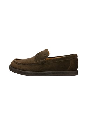Mocassin homme en daim marron avec bout mocassin et semelle en caoutchouc basse, vue de profil sur fond blanc.