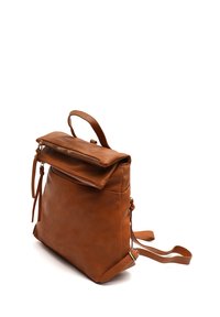 Zaino in pelle marrone con una tasca con cerniera, spallacci regolabili e maniglia superiore. Texture liscia con un design strutturato e rettangolare.