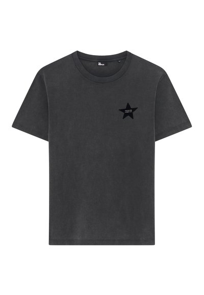 Camiseta de manga corta en gris carbón, con cuello redondo, adornada con una pequeña estrella negra y el texto blanco "TE RETO A QUE ME HAGAS" en el lado izquierdo del pecho.