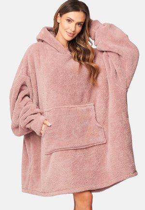 Oversized roze trui met capuchon, gemaakt van zacht, pluche materiaal. Heeft een voorkantzak, brede mouwen en een gezellige capuchon. Eenvoudig, comfortabel ontwerp.