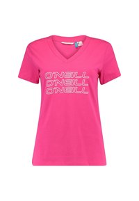 Růžové bavlněné tričko s výstřihem do V a krátkým rukávem, na přední straně je bílé písmo "O'NEILL" opakováno v tučné typografii.