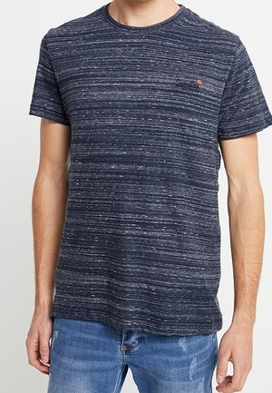 Mørkeblå, kortærmet t-shirt med et struktureret, stribet mønster. Har en rund halsudskæring og et lille logo i øverste venstre hjørne.