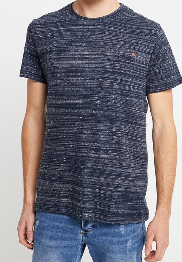 Tmavě modré tričko s krátkým rukávem a texturovaným pruhovaným vzorem. Obsahuje kulatý výstřih a malé logo v levém horním rohu.