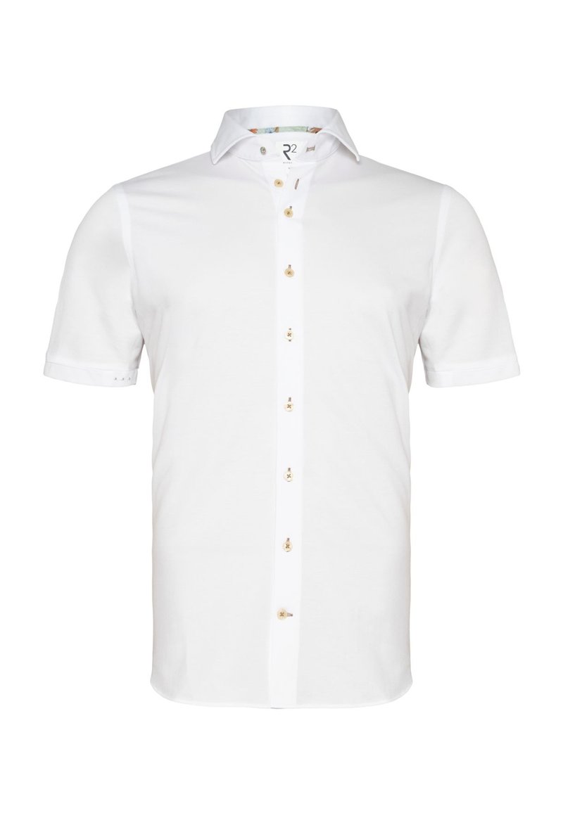 Korte mouwen witte knopshirt gemaakt van ademend materiaal, met een standaard kraag en zeven gouden knopen aan de voorkant.