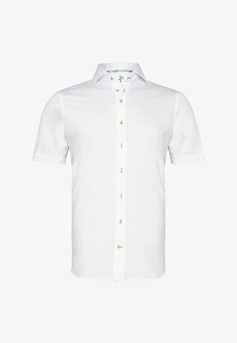 Korte mouwen witte knopshirt gemaakt van ademend materiaal, met een standaard kraag en zeven gouden knopen aan de voorkant.