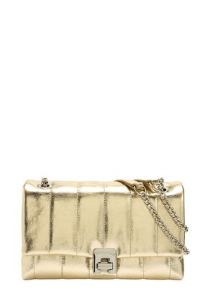 Metaliczna, złota pikowana kopertówka ze skóry z srebrnym łańcuszkowym paskiem i prostokątnym, srebrnym zapięciem z przodu.
