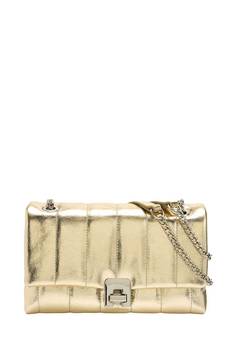 Metaliczna, złota pikowana kopertówka ze skóry z srebrnym łańcuszkowym paskiem i prostokątnym, srebrnym zapięciem z przodu.