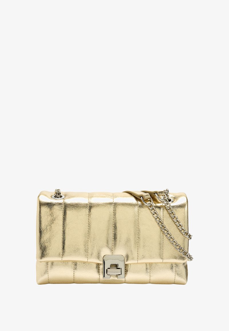 Metaliczna, złota pikowana kopertówka ze skóry z srebrnym łańcuszkowym paskiem i prostokątnym, srebrnym zapięciem z przodu.