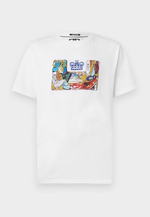 Λευκό T-shirt με γραφικό σχέδιο πολύχρωμων αθλητικών παπουτσιών που σχηματίζουν το περίγραμμα ενός ορθογώνιου λογότυπου, στην κορυφή του οποίου υπάρχει μια μπλε κορόνα.