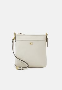 Beige kožená crossbody taška se zlatými detaily, s logem, nastavitelným popruhem a hladkou texturou. Obdélníkový tvar s zipovým uzávěrem.
