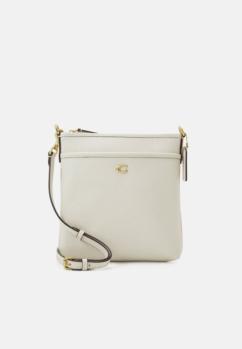 Beige kožená crossbody taška se zlatými detaily, s logem, nastavitelným popruhem a hladkou texturou. Obdélníkový tvar s zipovým uzávěrem.