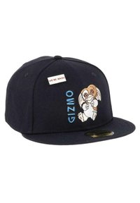 Dunkelblaue Baseballmütze mit flacher Krempe; verfügt über eine gestickte Cartoonfigur und "OWNED" in hellblau sowie ein weißes Etikett mit der Aufschrift "WE'RE BACK!"