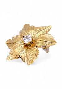 Spilla floreale dorata con petali texturizzati e un grande gemma trasparente centrale, che mette in evidenza dettagliati motivi a foglia e una finitura lucida.