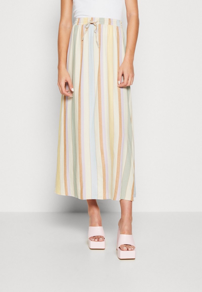 Stribet maxiskørt i pastelfarver med elastisk talje og snøre. Fremstillet af letvægtigt stof, falder det til anklerne.