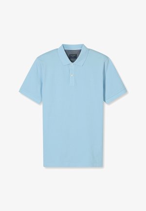 Hellblaues Poloshirt mit kurzen Ärmeln, Kragen und zwei weißen Knöpfen an der Knopfleiste, flach auf einem weißen Hintergrund liegend.