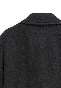 Dunkelgrauer Wollmantel mit Kragen, auf dessen Rückseite ein dezentes Logoetikett "bugatti" gestickt ist. Weiche Textur und klassisches Design.