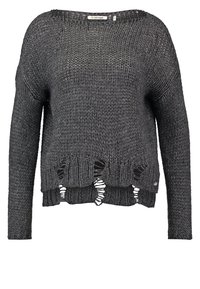 Pull en maille épaisse gris foncé avec manches longues, encolure ronde et trous délibérément usés le long de l'ourlet inférieur.