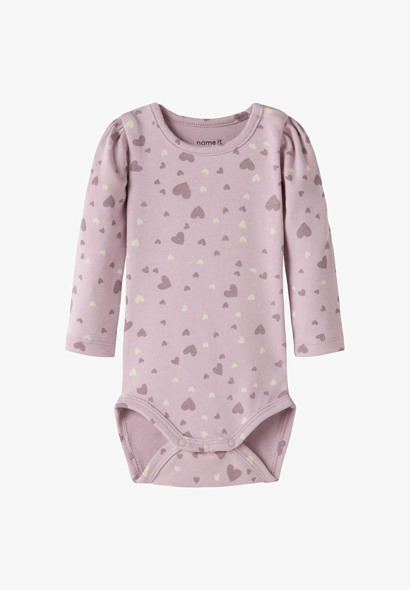 Lichtpaars babyrompertje met lange mouwen, voorzien van verspreide kleine en grote hartvormige patronen in donkere paarstinten en crèmekleuren.