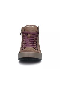 Scarpa alta in suede marrone con lacci viola, dotata di occhielli in metallo e suola in gomma testurizzata. Marchio sulla linguetta. Dettaglio con zip laterale.