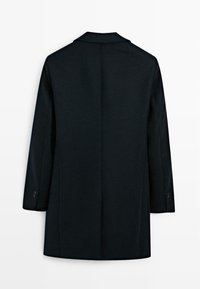 Schwarzer langer Übermantel mit einer mittleren Rückennaht und Knopfdetails an den Manschetten, flach auf einem weißen Hintergrund präsentiert.