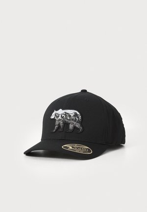 Gorra de béisbol negra con un diseño texturizado de la silueta de un oso que presenta patrones montañosos. Visera curva y correa ajustable en la parte trasera.