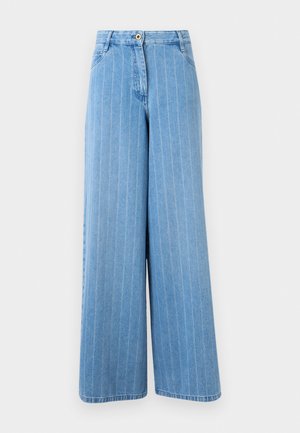 Jean large bleu clair avec de fines rayures verticales blanches, bouton sur le devant, fermeture éclair et poches avant.