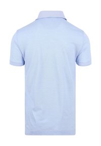 Lichtblauwe polo met een klassieke kraag, korte mouwen en ribbelaccenten op de kraag en mouwen, met een gladde textuur.
