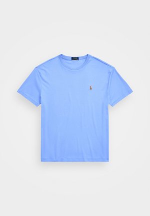 T-shirt bleu clair à manches courtes en coton. Doté d'un col rond et d'un petit logo brodé sur la poitrine gauche. Texture lisse.