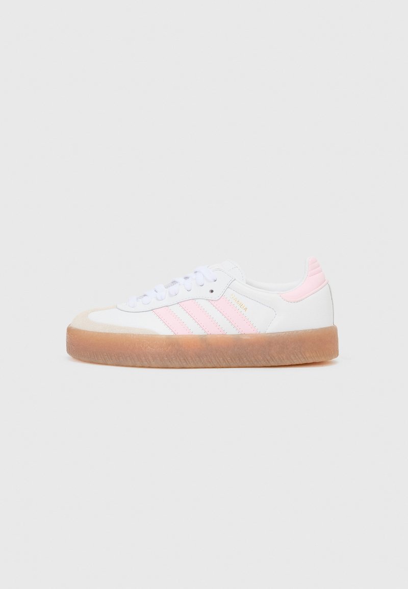 Hvide sneakers med rosa tre striber, tan gummisål og snørebåndsdesign. Glat materiale med detaljeret syning og teksturerede accenter.