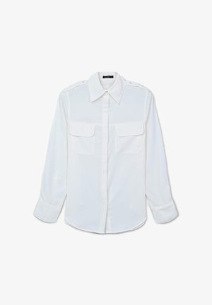 Weißes Langarmhemd mit Kragen, Knopfleiste, zwei Brusttaschen, Schulterklappen und glatter Stofftextur.