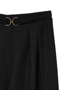 Schwarze Hosen zeichnen sich durch eine glatte Textur aus, haben ein maßgeschneidertes Design mit Vorderfalten und eine goldfarbene Gürtelschnalle als Detail in der Taille.