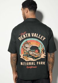 Next - REGULAR FIT - NATIONAL PARK BACK PRINT SHORT SLEEVE  - Shirt - black Thumbnail Image 1