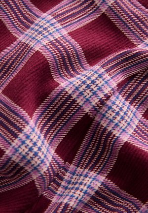 Tessuto in cotone con un motivo a quadri intrecciati. Colore dominante bordeaux con accenti di rosa, blu e bianco in linee e quadrati che si intersecano.