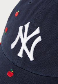Mornarska pamučna kapa s bijelim izvezenim logom "NY". Ukrašena malim izvezenim crvenim jabukama i zelenim detaljima na prednjoj strani.