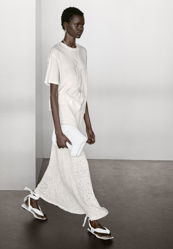 ROUND NECK SLEEVE STITCHING DETAIL  - Basic T-shirt2