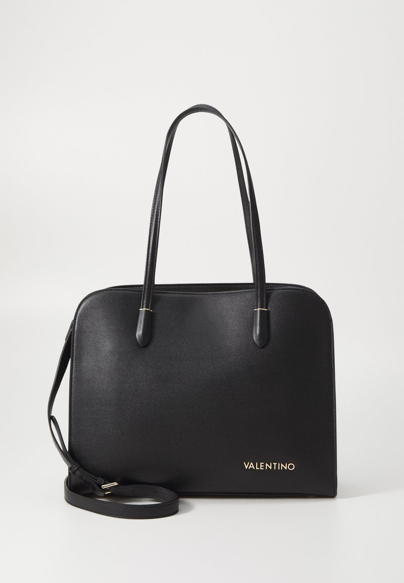 Melnas ādas rokassomu ar diviem plecu siksnām, ar spīguļojošu apdari, zelta "Valentino" logotipu un noņemamu pārsvītru siksnu. Gluda, strukturēta dizaina.
