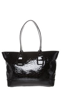 Czarna, błyszcząca torba na ramię z wytłoczonym, powtarzającym się wzorem logo "CK" i dwoma długimi paskami na ramię.