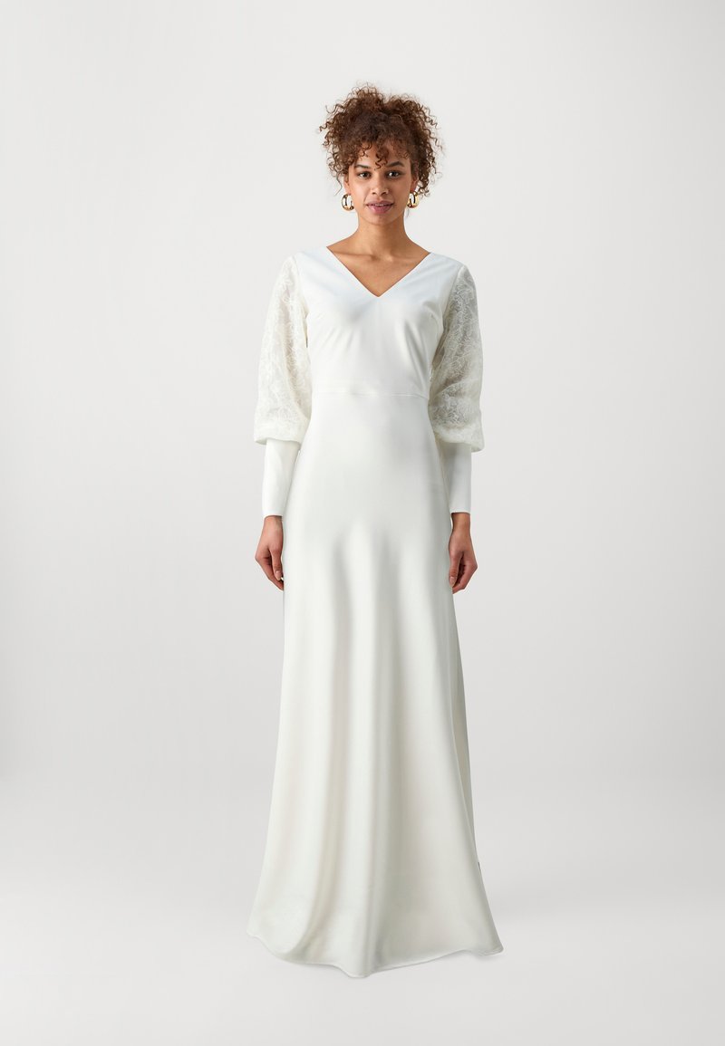 Witte lange mouw jurk met een diepe V-hals, met doorschijnende kant pofmouwen en een zachte, vloeiende stof. Eenvoudig, elegant ontwerp.