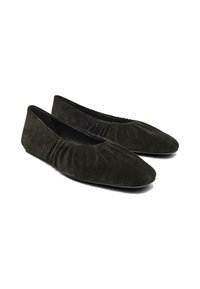 Czarne baletki zamszowe z ostrym noskiem, marszczonym wzorem na górze i gładką fakturą. Brak widocznych elementów metalowych lub ozdób.