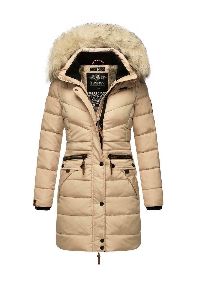 Manteau matelassé beige avec capuche en fausse fourrure, poches zippées et accents noirs contrastants. Présente un design matelassé et un ourlet ajustable.