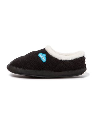 Zapatilla negra acolchada con forro blanco y esponjoso y logo azul en el lateral, con suela plana y acolchada.