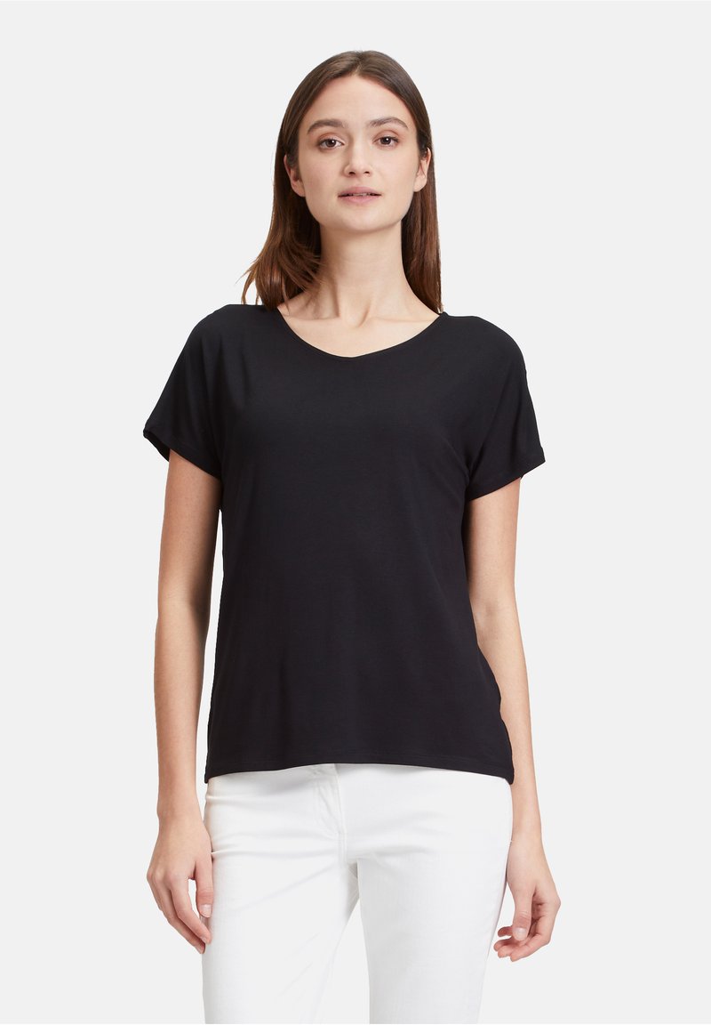 T-shirt nero a maniche corte con scollatura a barca, realizzato in tessuto morbido, caratterizzato da una vestibilità rilassata e da un design minimalista.