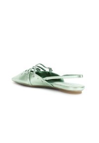 Zapatos planos de color verde menta con punta afilada, fabricados en material satinado, con rhinestones decorativos y detalles de correas a través del pie.