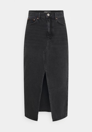 Sort denim midi-nederdel med frontslids, bæltestropper, frontlommer og knaplukning.