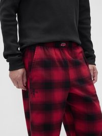 Rdeče-črne karo pižame hlače z elastičnim pasom, stranskimi žepi in majhnim vezenim logotipom na levi stegni.