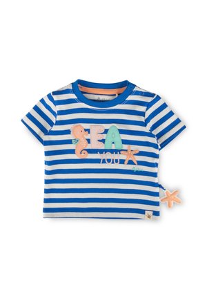 T-shirt bébé rayé bleu et blanc avec le texte « SEA YOU », patchs hippocampe et étoile de mer, et un petit jouet étoile de mer attaché sur le côté.