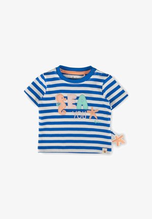 Blau-weiß gestreiftes Baby-T-Shirt mit dem Schriftzug "SEA YOU", Seepferdchen- und Seestern-Aufnähern sowie einem kleinen Seestern-Spielzeug an der Seite.
